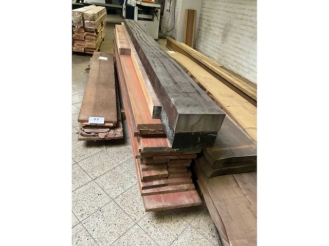 Partij padouk hout (circa 16 m2) + 2 balken - afbeelding 2 van  5