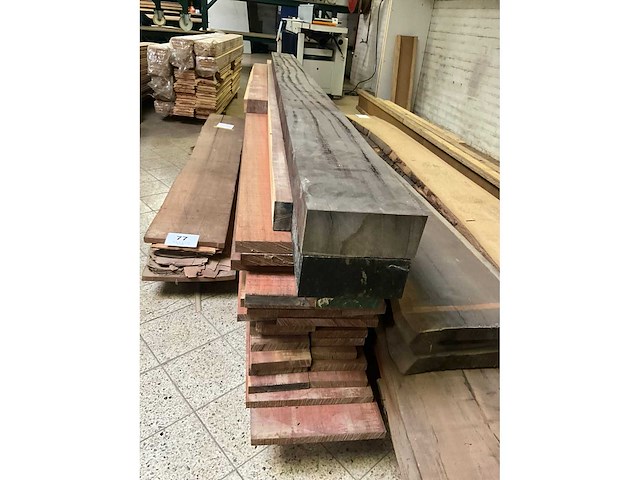 Partij padouk hout (circa 16 m2) + 2 balken - afbeelding 3 van  5