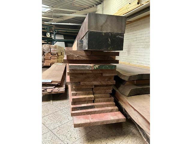 Partij padouk hout (circa 16 m2) + 2 balken - afbeelding 4 van  5