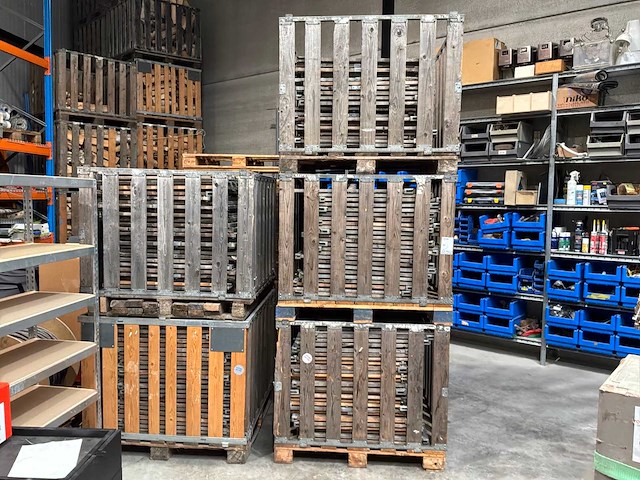 Partij palletten en opzetranden - afbeelding 1 van  2