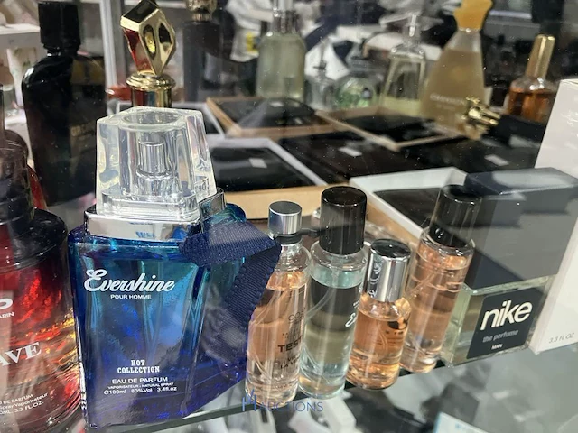 Partij parfum en accessoires - afbeelding 10 van  15
