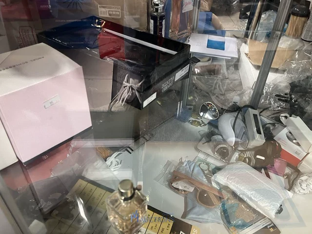Partij parfum en accessoires - afbeelding 14 van  15