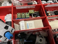 Partij persluchtregeling, ventielen en meetcomponenten - afbeelding 107 van  218