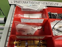Partij persluchtregeling, ventielen en meetcomponenten - afbeelding 113 van  218