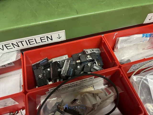 Partij persluchtregeling, ventielen en meetcomponenten - afbeelding 141 van  218