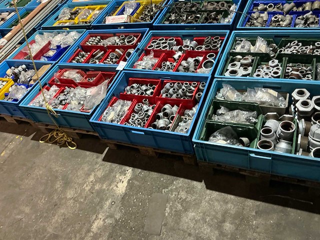 Partij pijpfitting materiaal - afbeelding 1 van  11