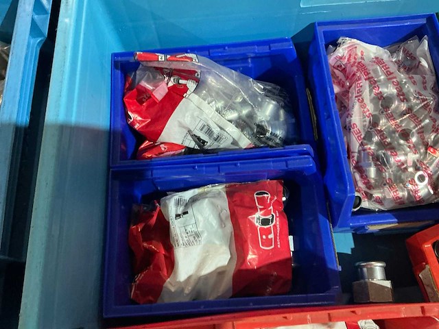 Partij pijpfitting materiaal - afbeelding 1 van  15