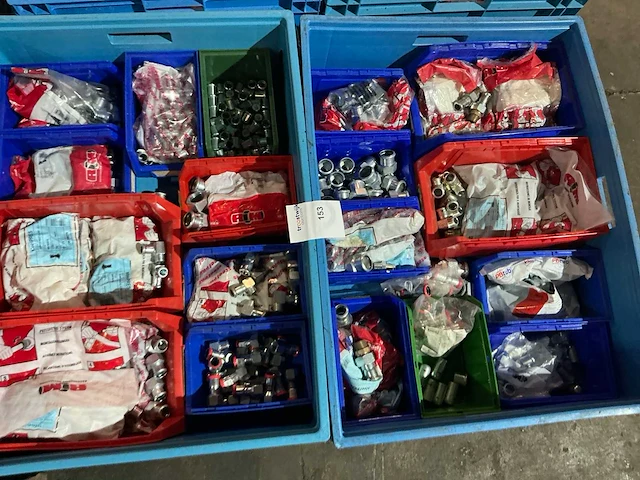 Partij pijpfitting materiaal - afbeelding 1 van  15