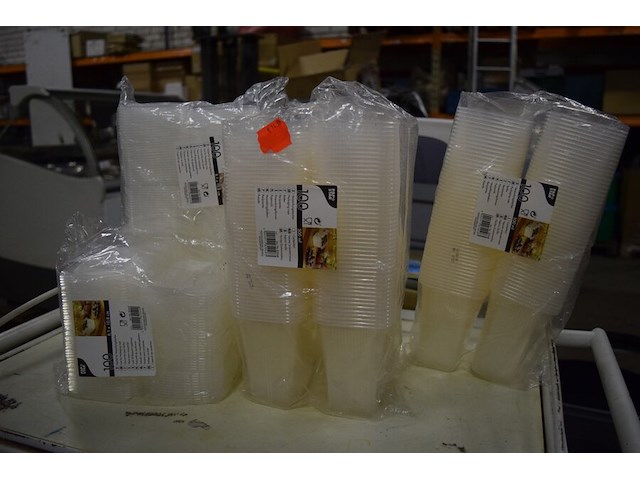 Partij plastic bakjes en deksels - afbeelding 1 van  4