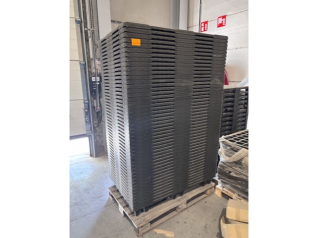 Partij plastic pallets - afbeelding 1 van  4