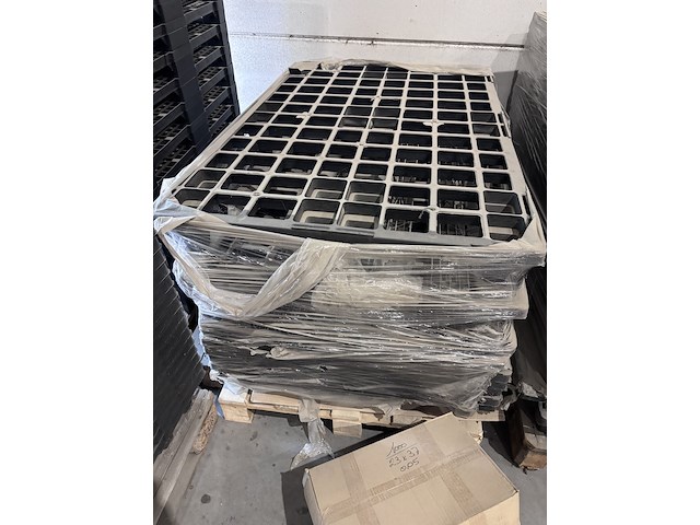 Partij plastic pallets - afbeelding 4 van  4