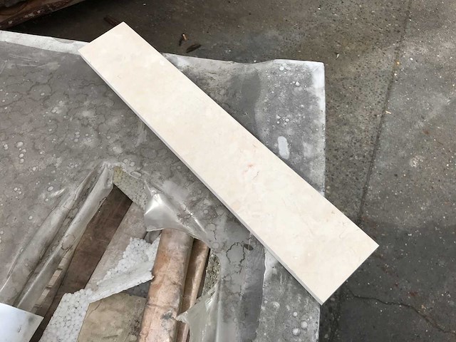 Partij plinten 275 lm crema luna - afbeelding 1 van  3