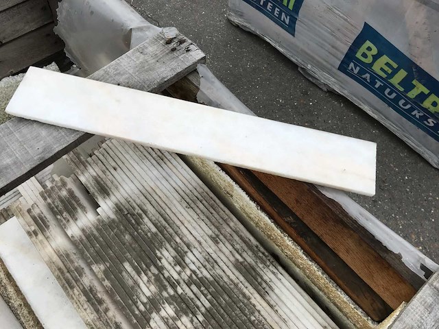 Partij plinten ca. 142,40lm - afbeelding 1 van  3