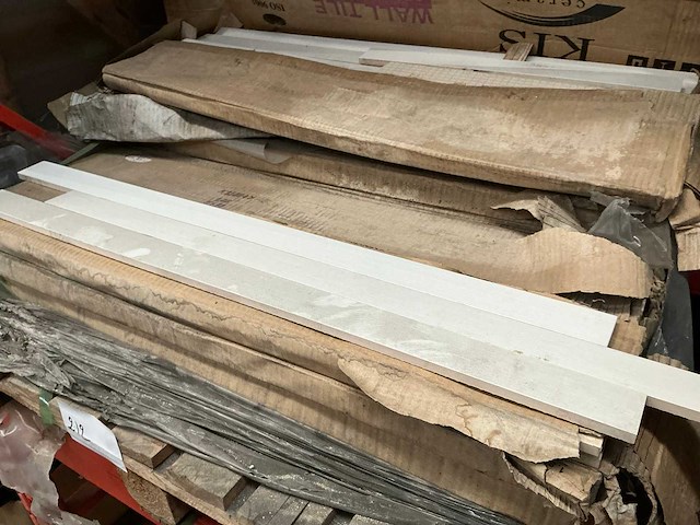 Partij plinten ca. 97,2 lm - afbeelding 2 van  4