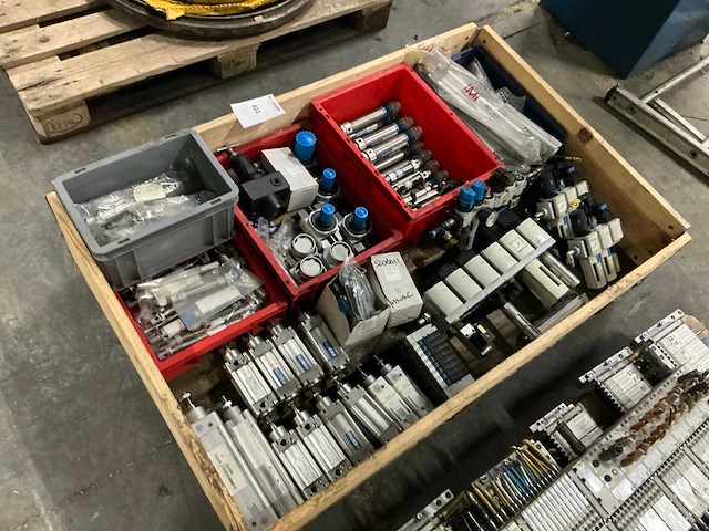 Partij pneumatische spare parts - afbeelding 1 van  6