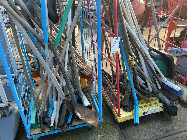 Partij poets en werkmatitriaal,incl rolcontainer - afbeelding 1 van  1