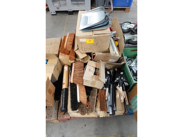 Partij poetsgrief (oa trekkers, borstels harde en zacht, vuilblik,…) - afbeelding 1 van  9