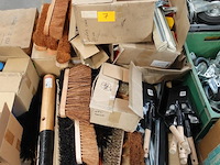 Partij poetsgrief (oa trekkers, borstels harde en zacht, vuilblik,…)