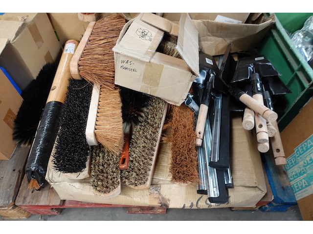 Partij poetsgrief (oa trekkers, borstels harde en zacht, vuilblik,…) - afbeelding 2 van  9