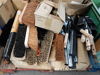 Partij poetsgrief (oa trekkers, borstels harde en zacht, vuilblik,…) - afbeelding 2 van  9