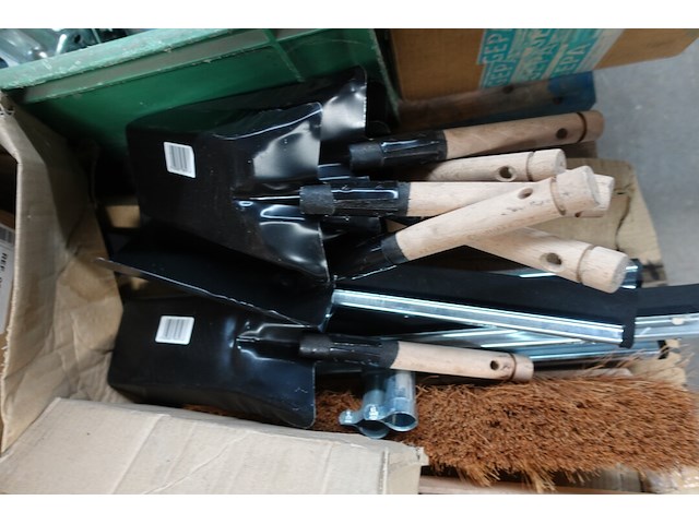 Partij poetsgrief (oa trekkers, borstels harde en zacht, vuilblik,…) - afbeelding 3 van  9