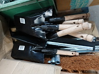 Partij poetsgrief (oa trekkers, borstels harde en zacht, vuilblik,…) - afbeelding 3 van  9