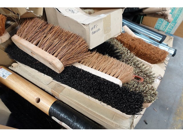 Partij poetsgrief (oa trekkers, borstels harde en zacht, vuilblik,…) - afbeelding 4 van  9