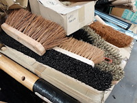 Partij poetsgrief (oa trekkers, borstels harde en zacht, vuilblik,…) - afbeelding 4 van  9