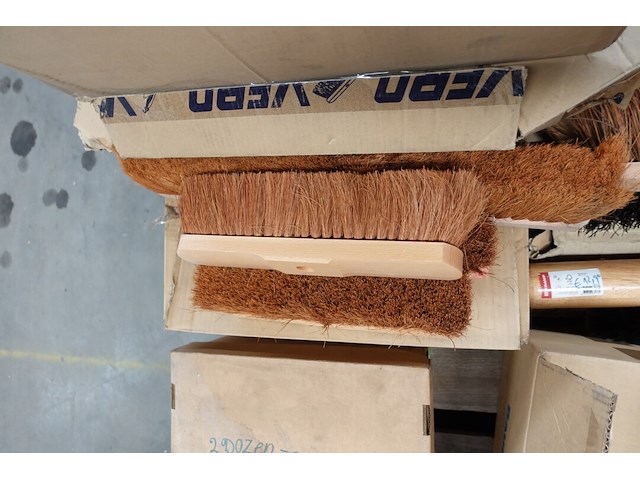 Partij poetsgrief (oa trekkers, borstels harde en zacht, vuilblik,…) - afbeelding 5 van  9