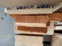 Partij poetsgrief (oa trekkers, borstels harde en zacht, vuilblik,…) - afbeelding 5 van  9