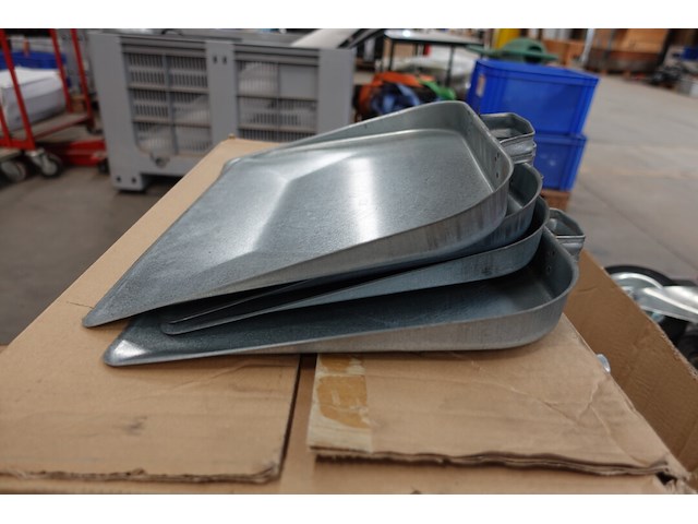 Partij poetsgrief (oa trekkers, borstels harde en zacht, vuilblik,…) - afbeelding 6 van  9