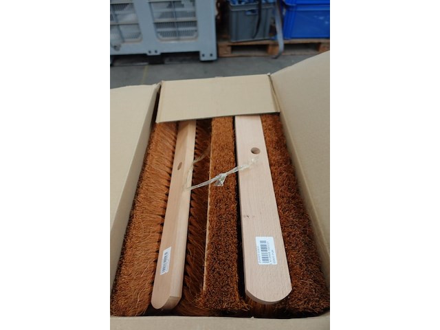 Partij poetsgrief (oa trekkers, borstels harde en zacht, vuilblik,…) - afbeelding 7 van  9