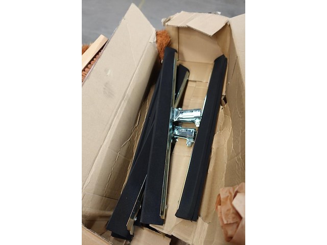 Partij poetsgrief (oa trekkers, borstels harde en zacht, vuilblik,…) - afbeelding 8 van  9