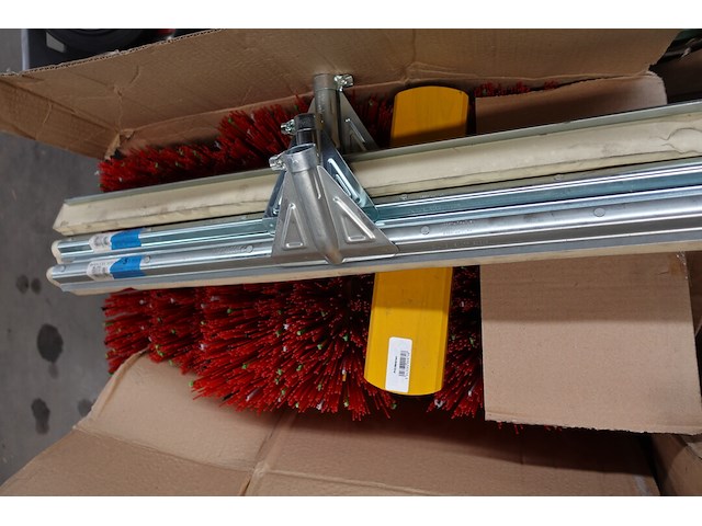 Partij poetsgrief (oa trekkers, borstels harde en zacht, vuilblik,…) - afbeelding 9 van  9