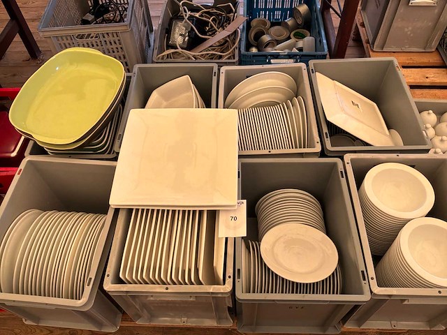 Partij porseleinen borden en schalen - afbeelding 1 van  10