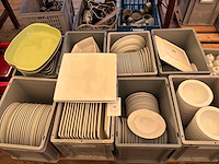 Partij porseleinen borden en schalen - afbeelding 1 van  10