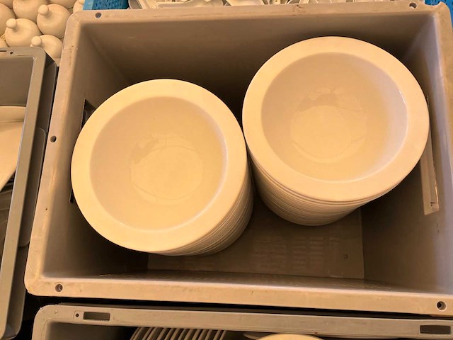 Partij porseleinen borden en schalen - afbeelding 5 van  10