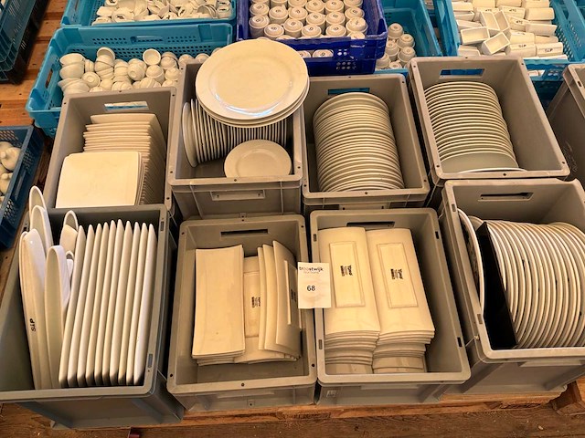 Partij porseleinen borden - afbeelding 1 van  10