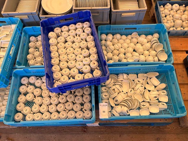 Partij porseleinen koffiekopjes en schaaltjes - afbeelding 1 van  8