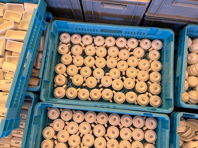 Partij porseleinen koffiekopjes en schaaltjes - afbeelding 2 van  8