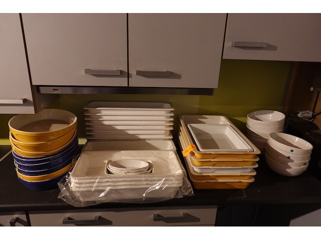 Partij porseleinen schalen - afbeelding 1 van  3