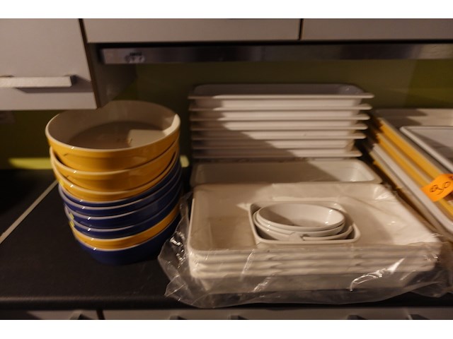 Partij porseleinen schalen - afbeelding 2 van  3