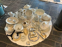 Partij porseleinen servies - afbeelding 2 van  6