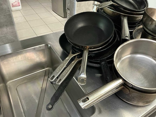 Partij potten en pannen - afbeelding 3 van  7