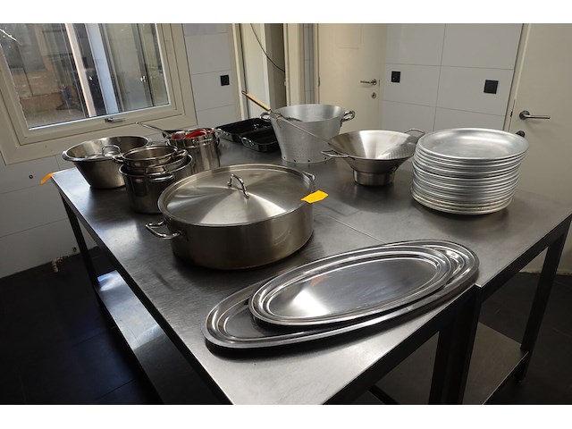 Partij potten,pannen en schalen - afbeelding 1 van  7