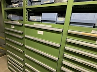 Partij profielbevestigingen, ankers en machinehandwielen