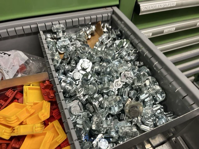 Partij profielbevestigingen, ankers en machinehandwielen - afbeelding 48 van  119