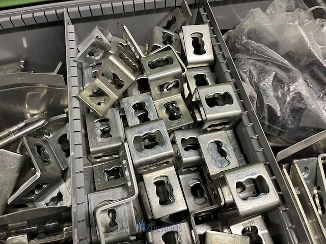 Partij profielbevestigingen, ankers en machinehandwielen - afbeelding 57 van  119