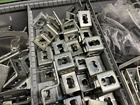 Partij profielbevestigingen, ankers en machinehandwielen - afbeelding 57 van  119