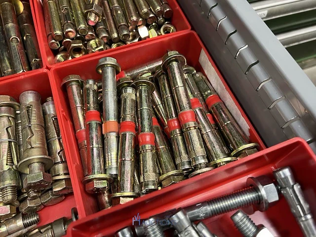 Partij profielbevestigingen, ankers en machinehandwielen - afbeelding 88 van  119
